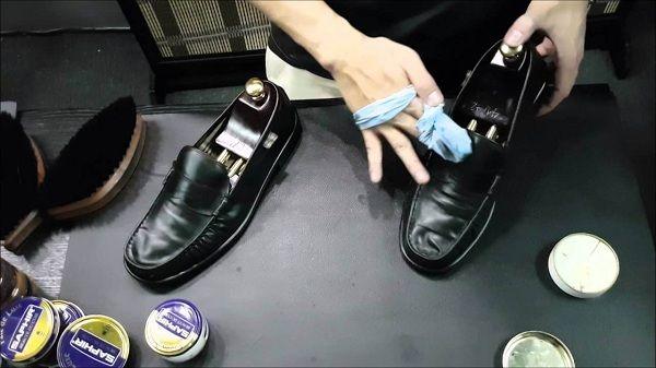 5 cách đơn giản nhất để loại bỏ nếp nhăn trên giày giúp giày phẳng phiu như mới