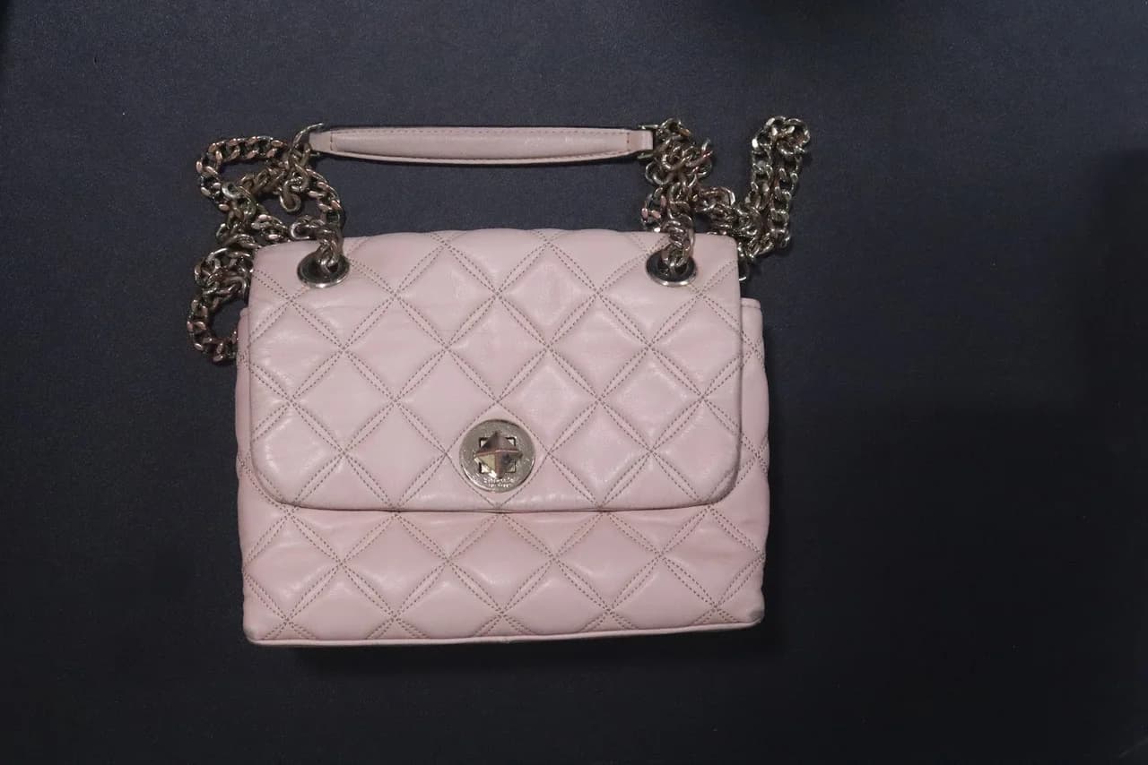 Túi xách Chanel sau khi chăm sóc và phục hồi góc tại EXTRIM