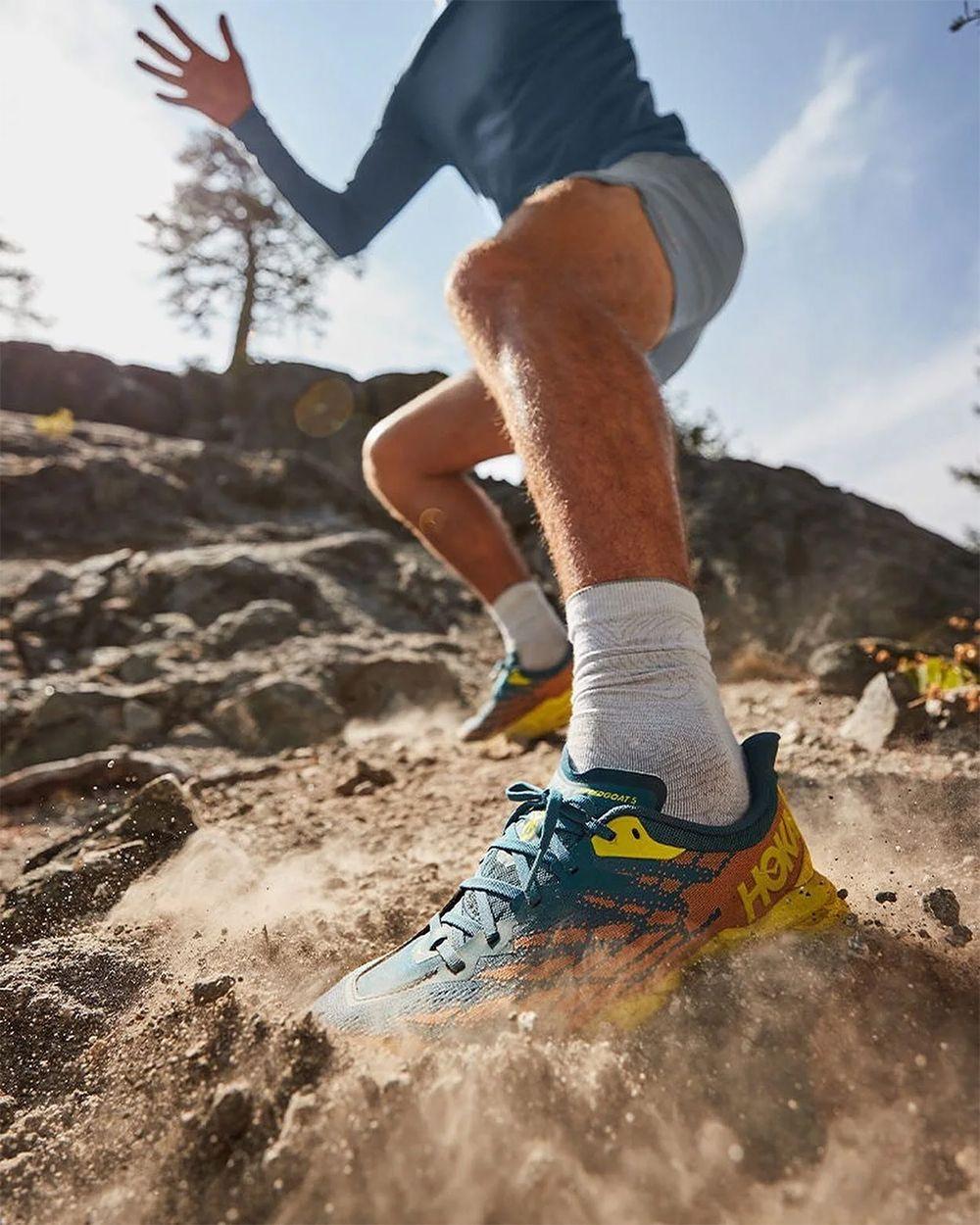 Giày chạy trail và giày chạy road có gì khác nhau?